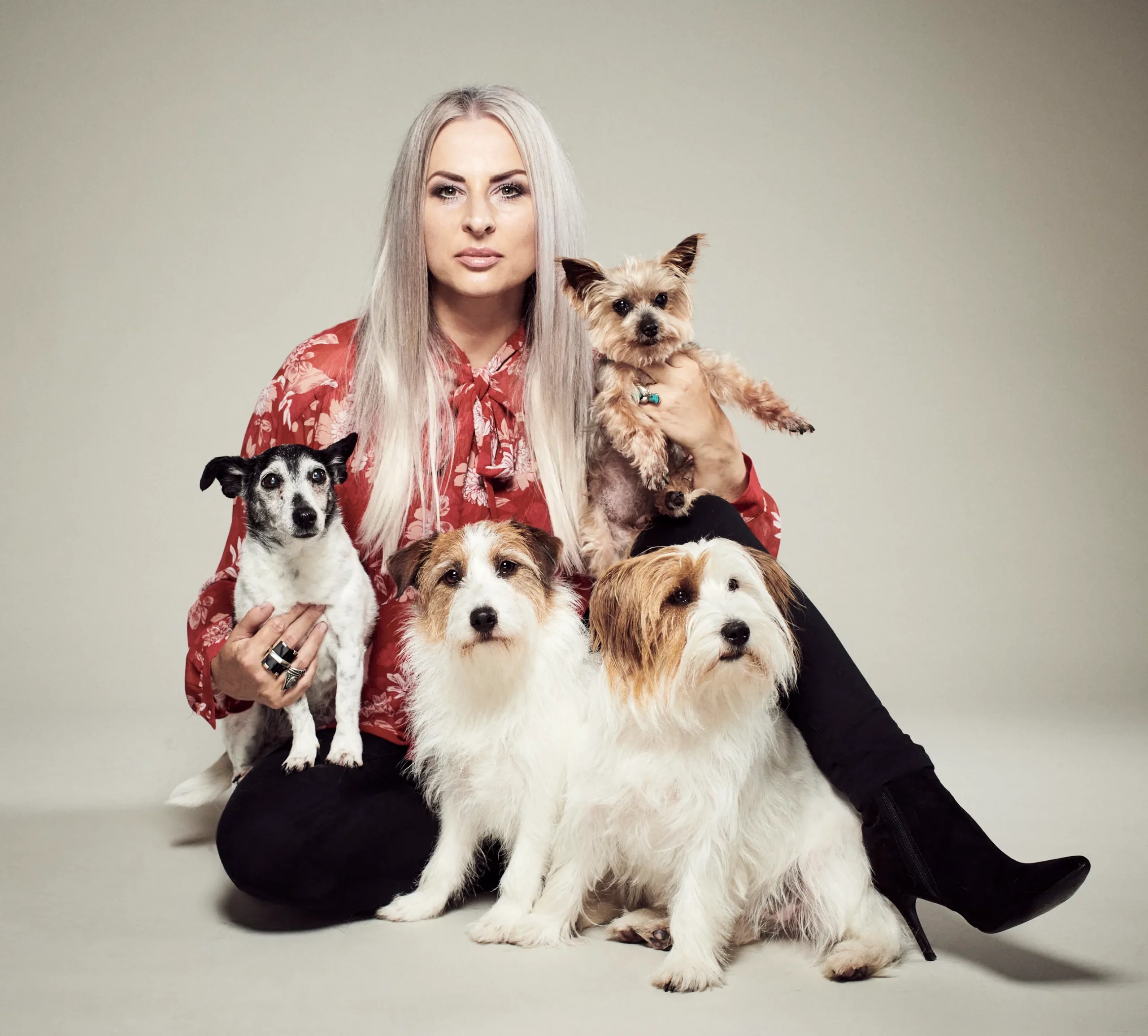 Anita Frank Profil Photo together with her dogs
